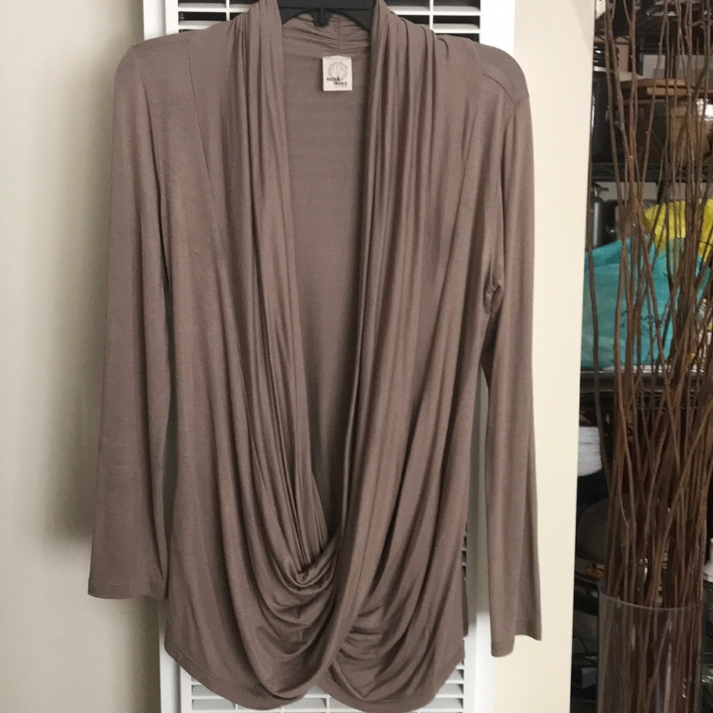⬇️ Elegant knit top w/unique twist! Size S